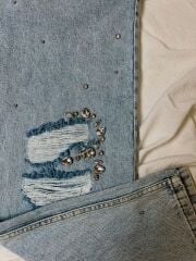 TAŞ DETAYLI MOM JEANS